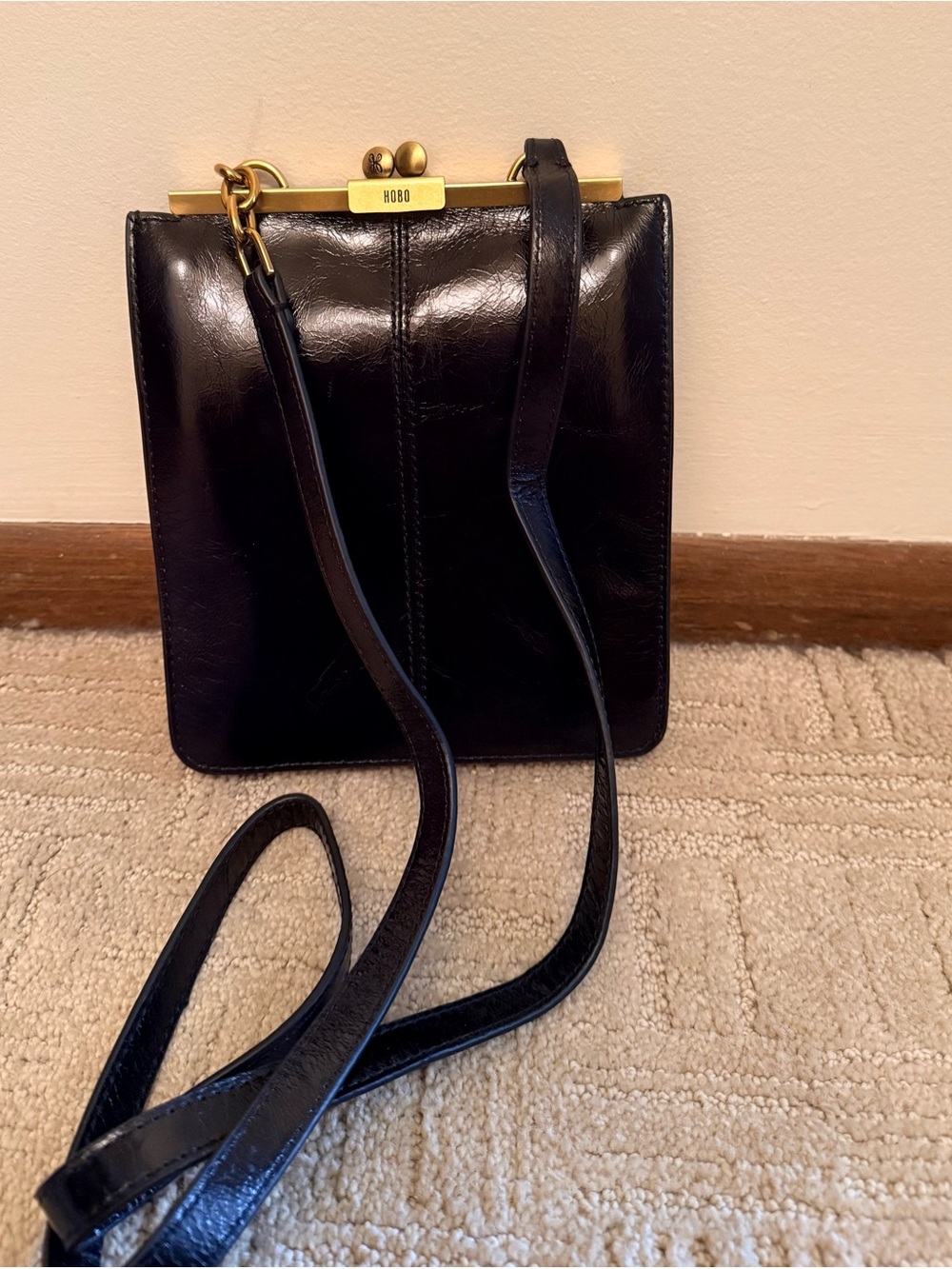 HOBO Classic Black Leather Crossbody Bag with Kiss-Lock Frame - Picture 2 of 8